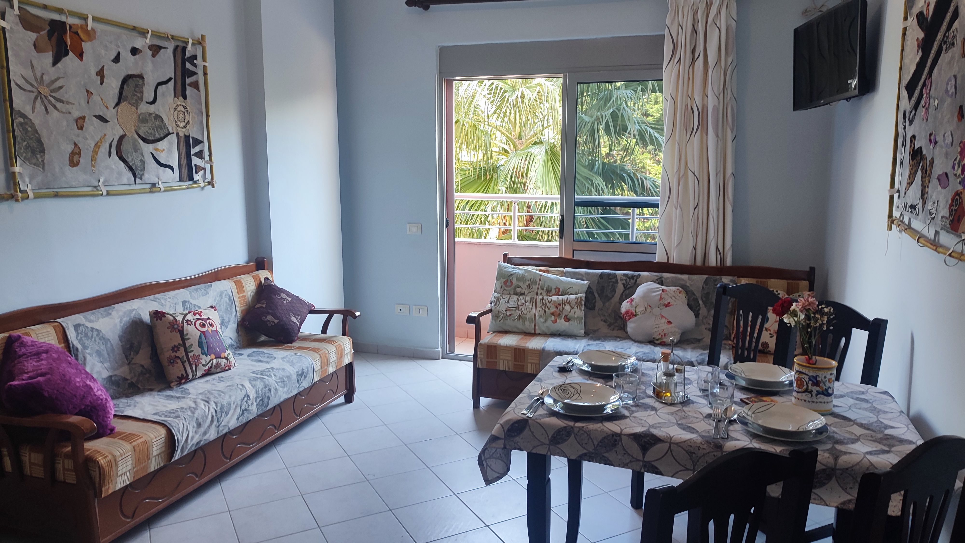 Apartment Scleranthus with two sofas, table, chairs and TV.